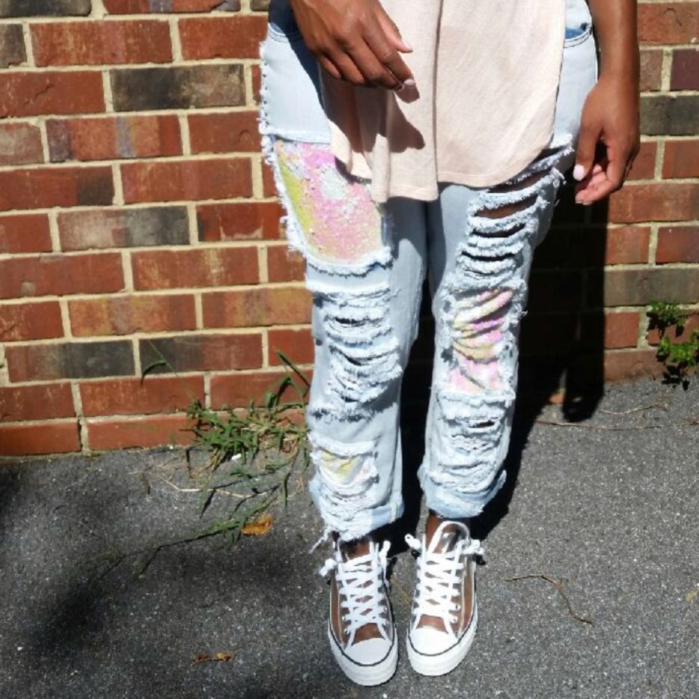 Distressed jeans with sequins